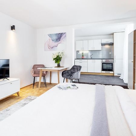 Wine & Bike City Tower Apartments Znojmo Bagian luar foto