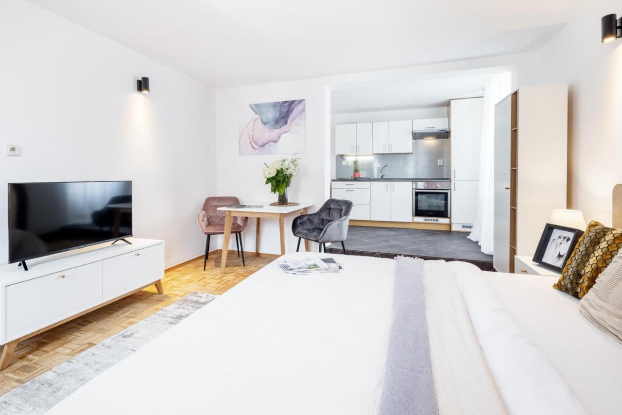 Wine & Bike City Tower Apartments Znojmo Bagian luar foto