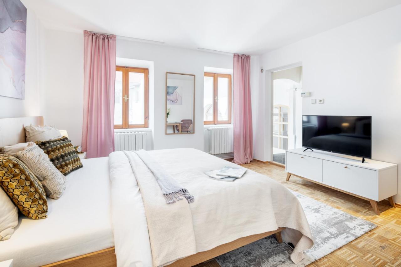 Wine & Bike City Tower Apartments Znojmo Bagian luar foto