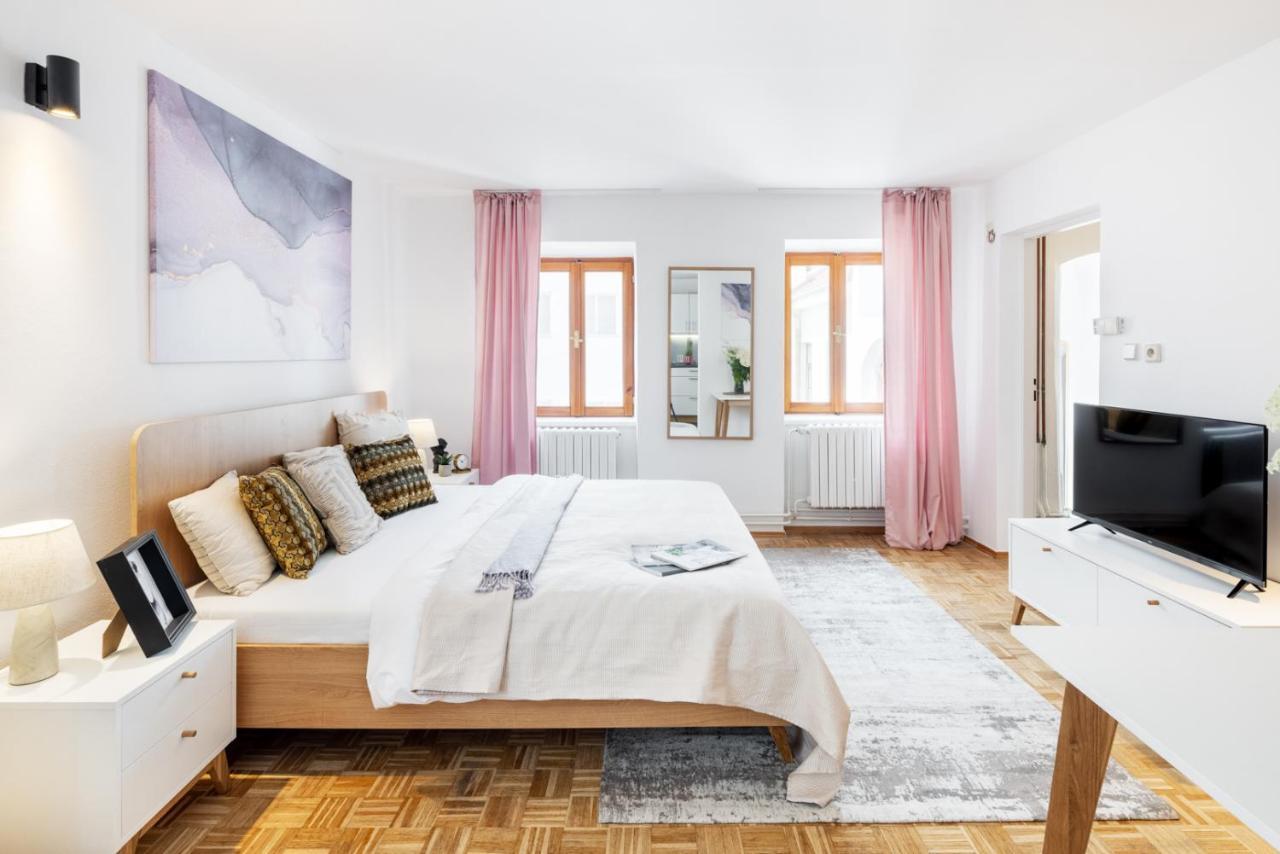 Wine & Bike City Tower Apartments Znojmo Bagian luar foto
