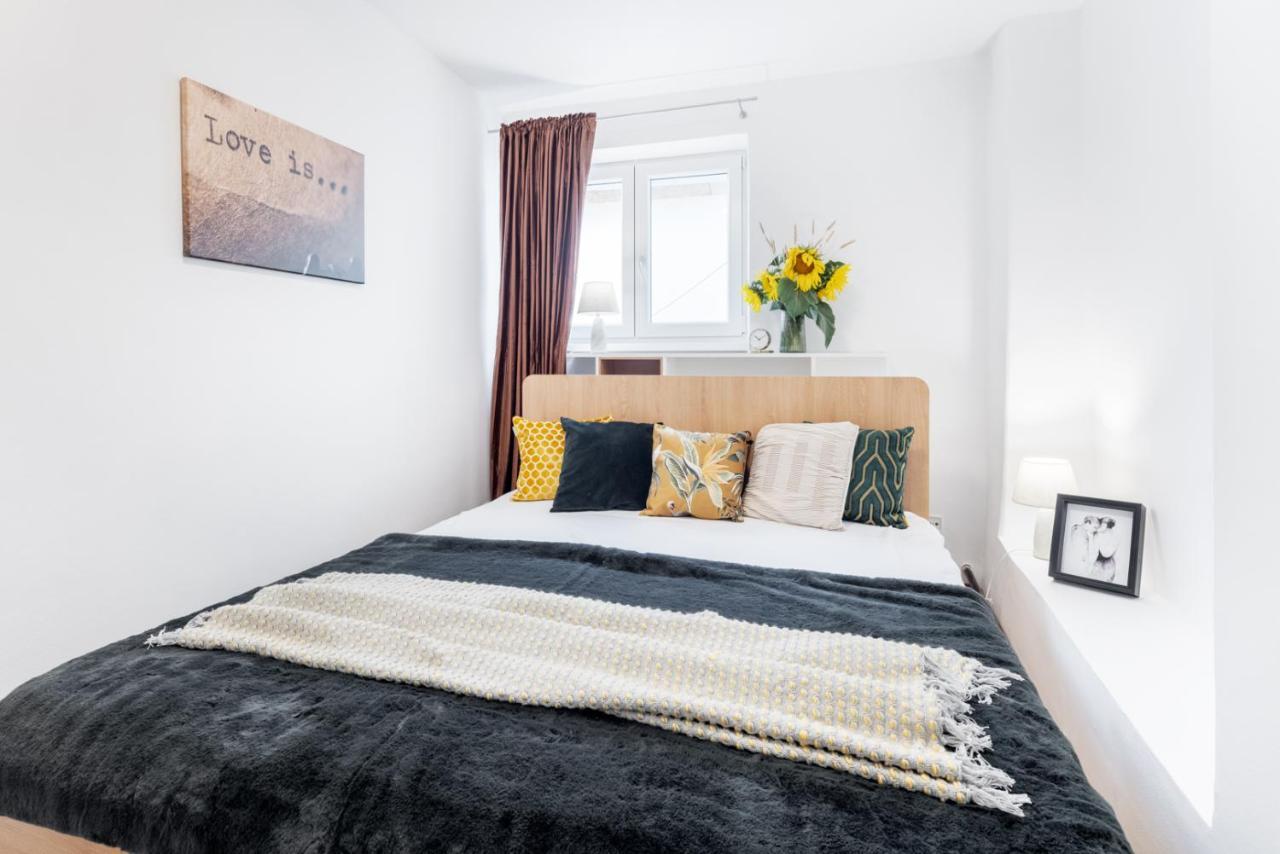 Wine & Bike City Tower Apartments Znojmo Bagian luar foto