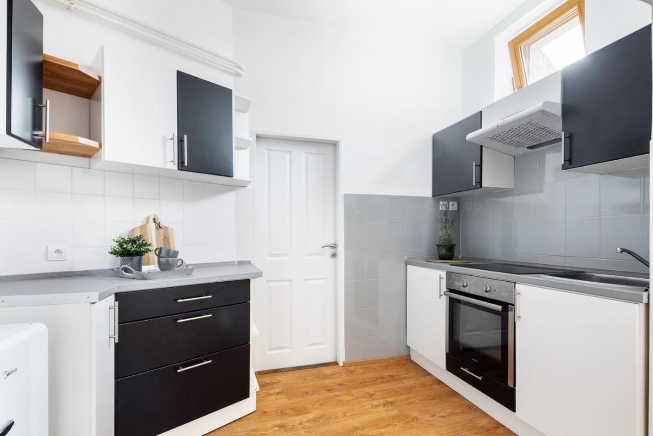 Wine & Bike City Tower Apartments Znojmo Bagian luar foto