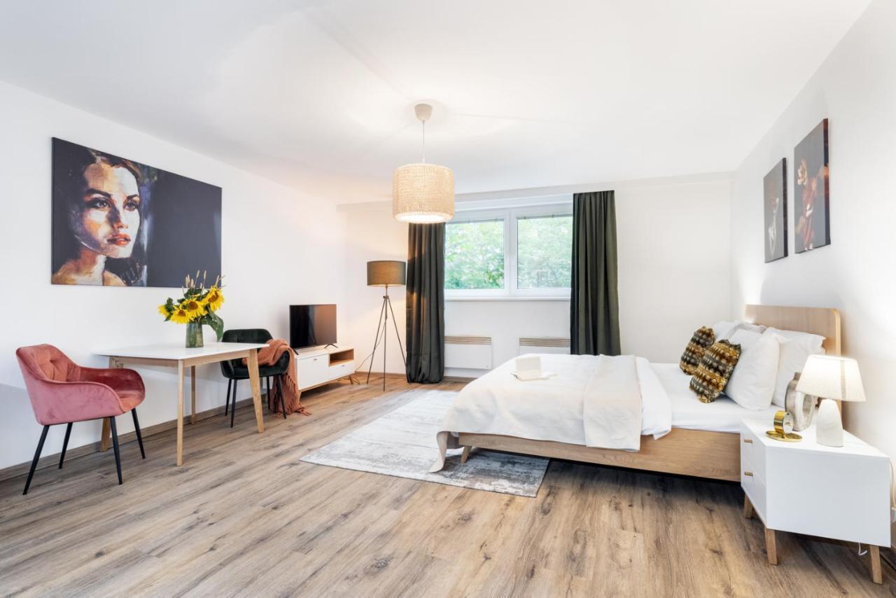 Wine & Bike City Tower Apartments Znojmo Bagian luar foto