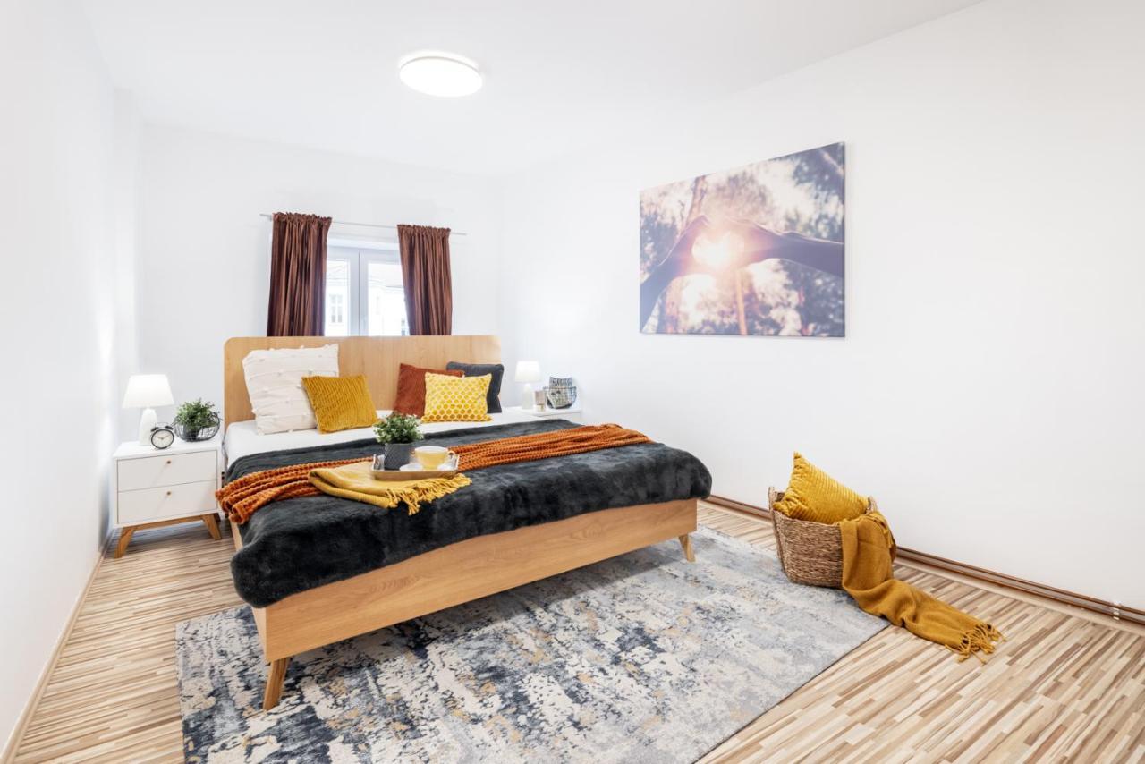 Wine & Bike City Tower Apartments Znojmo Bagian luar foto
