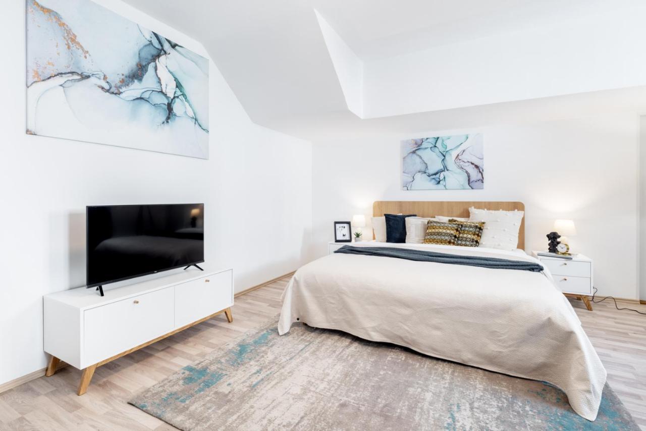 Wine & Bike City Tower Apartments Znojmo Bagian luar foto