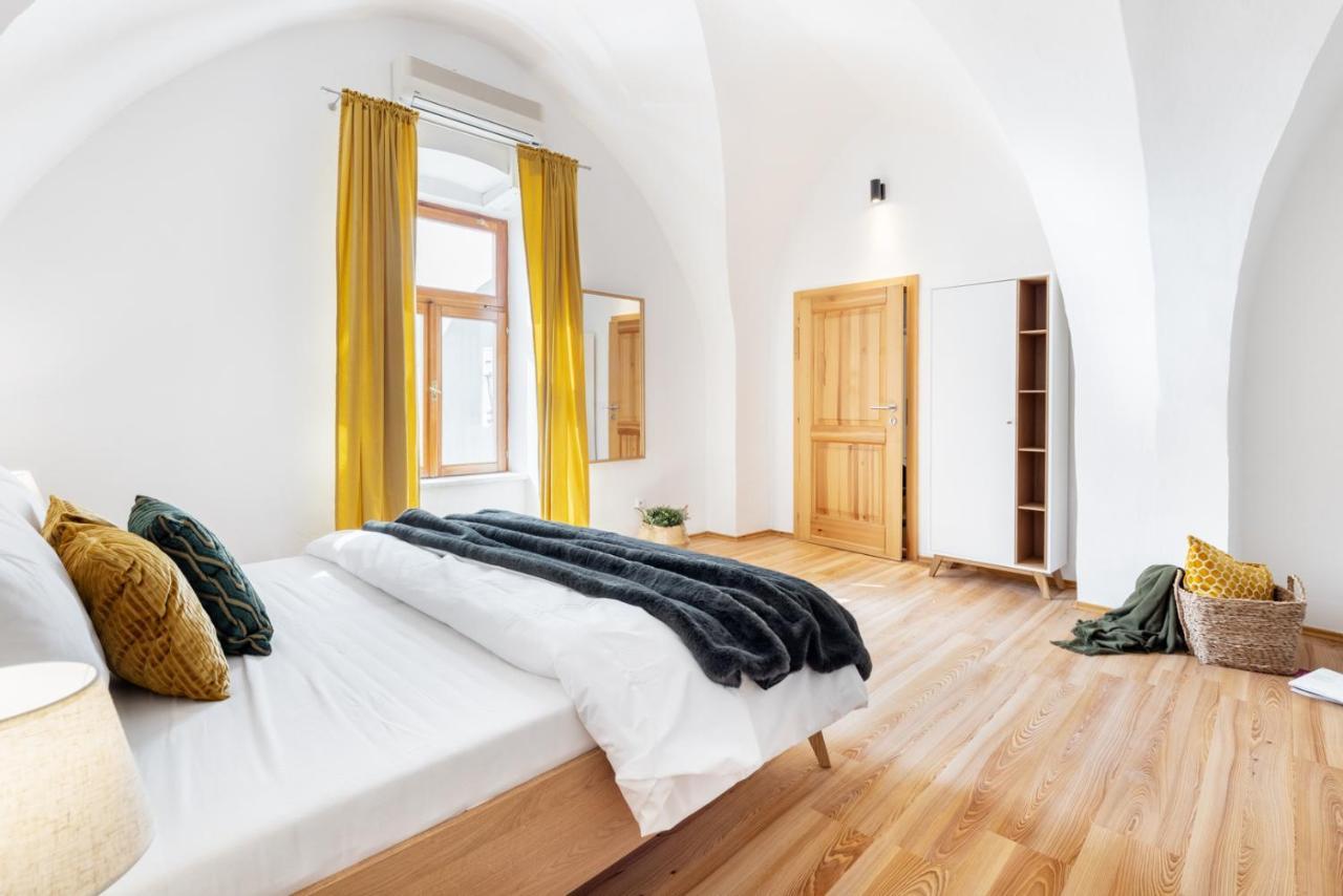 Wine & Bike City Tower Apartments Znojmo Bagian luar foto