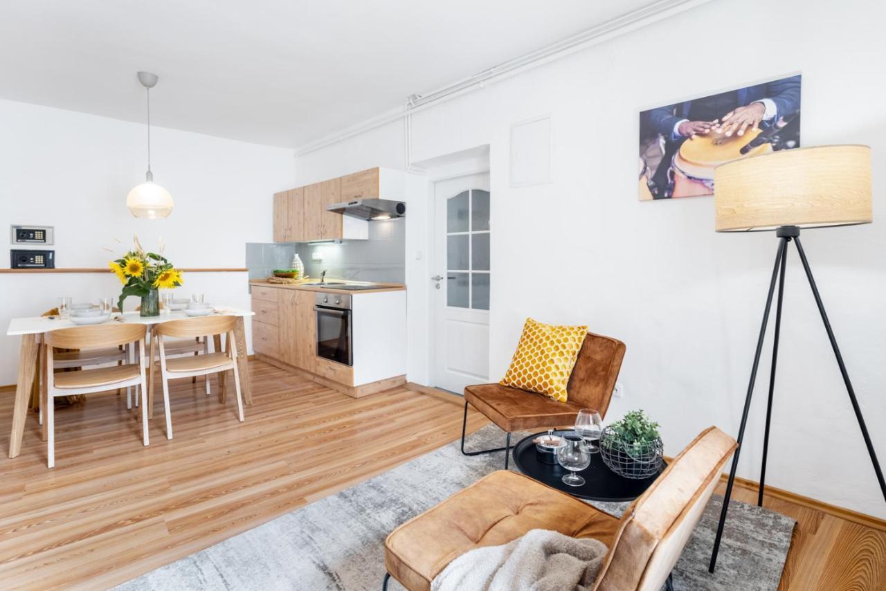 Wine & Bike City Tower Apartments Znojmo Bagian luar foto