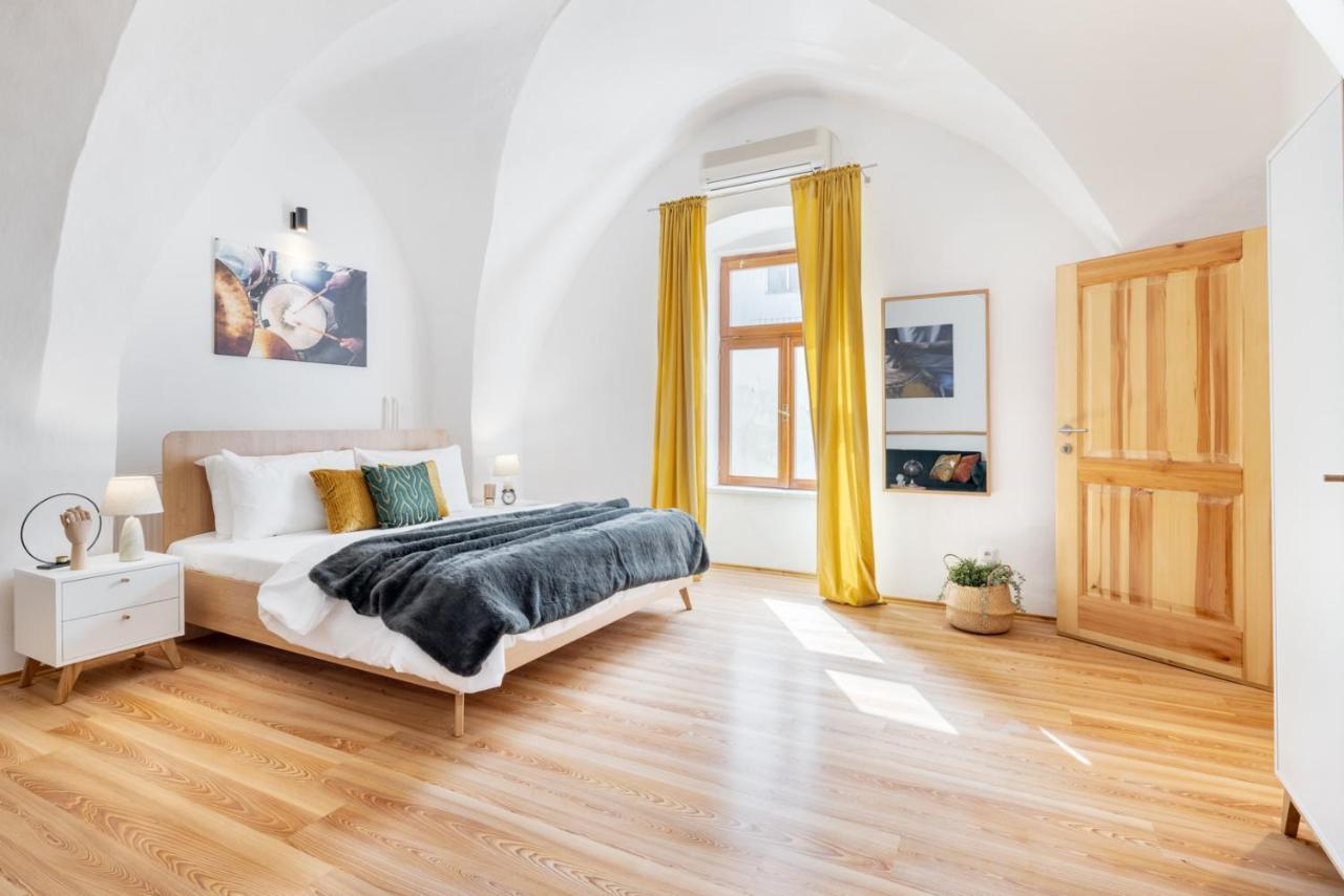Wine & Bike City Tower Apartments Znojmo Bagian luar foto