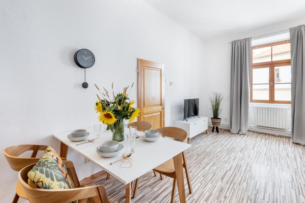 Wine & Bike City Tower Apartments Znojmo Bagian luar foto