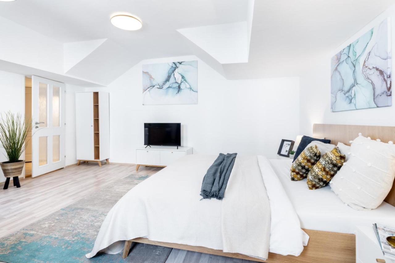 Wine & Bike City Tower Apartments Znojmo Bagian luar foto