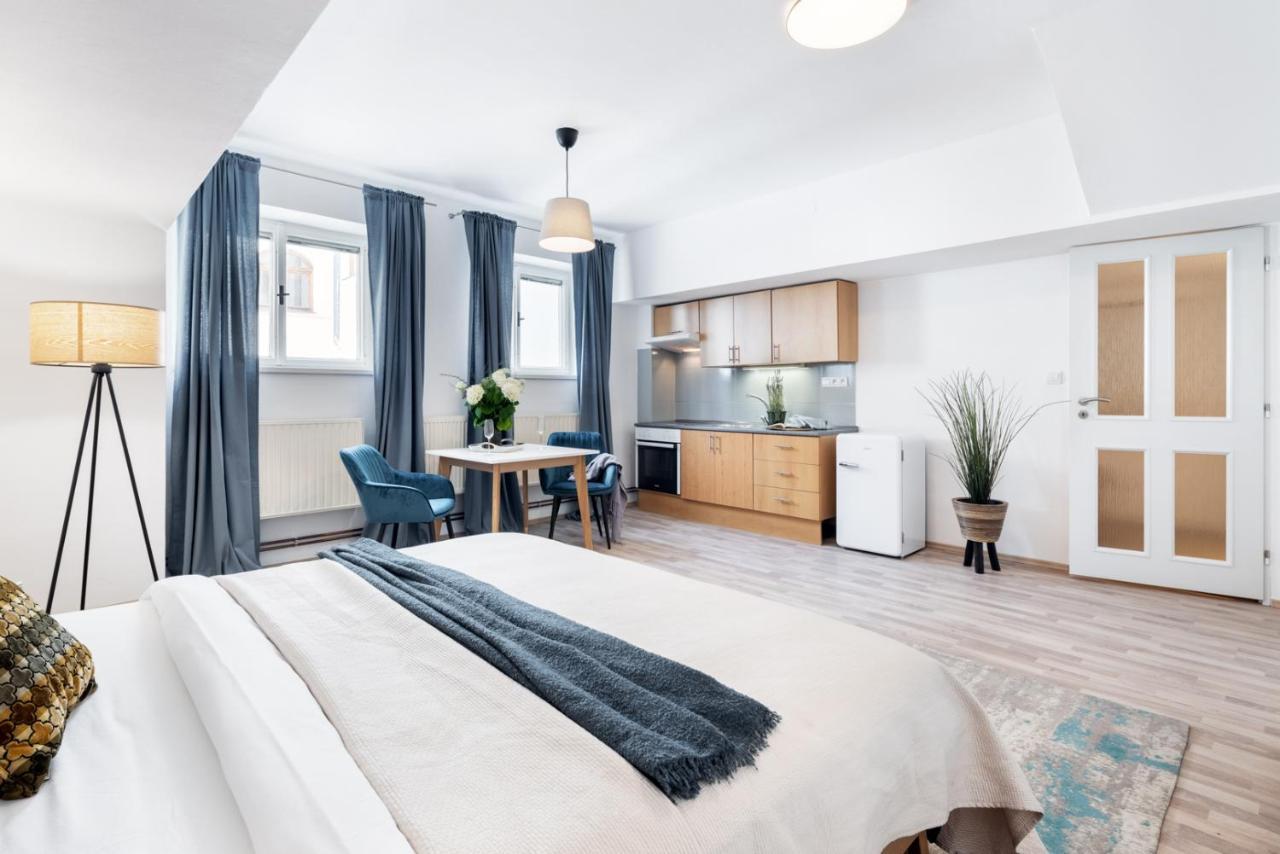 Wine & Bike City Tower Apartments Znojmo Bagian luar foto
