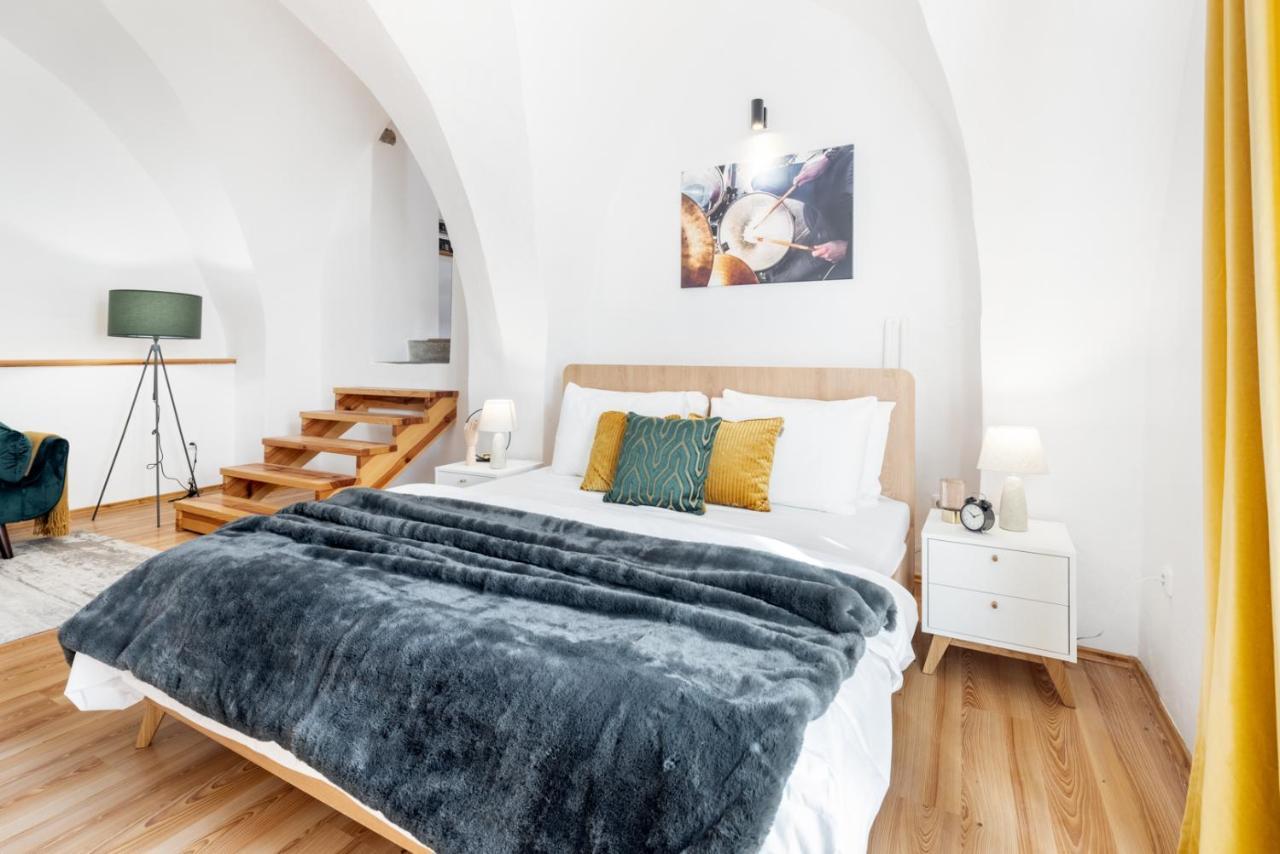 Wine & Bike City Tower Apartments Znojmo Bagian luar foto